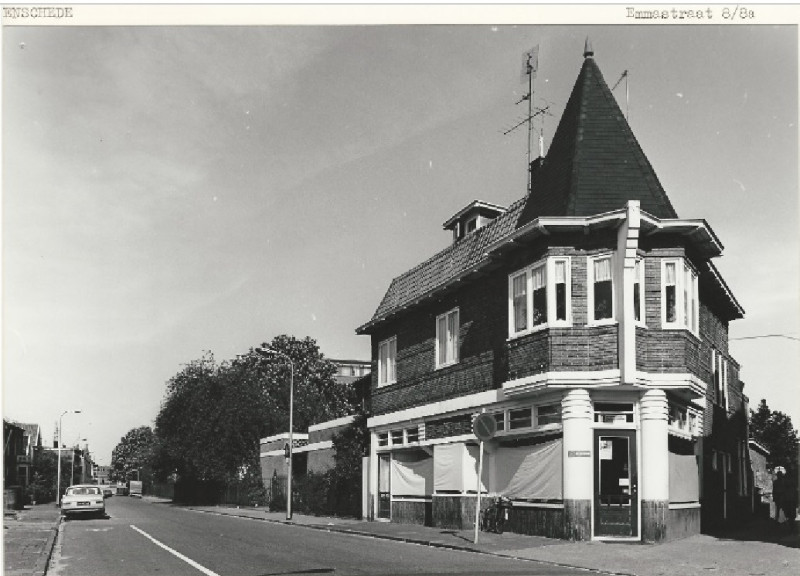Emmastraat 8a Fraai hoekhuis, een zgn. striekiezer 22-5-1980 vroeger slagerij Poppert en Weijel.jpg