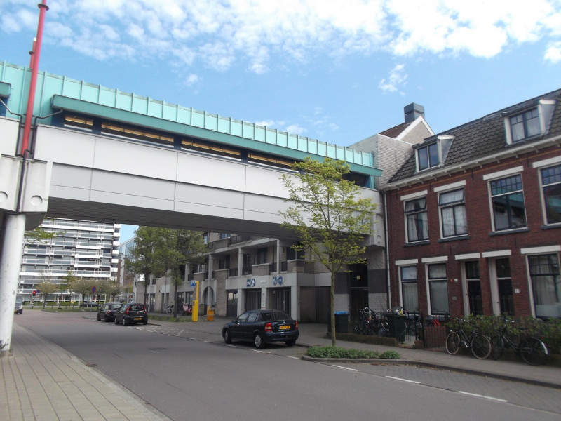 Emmastraat 25-27 achterkant MST loopbrug.JPG