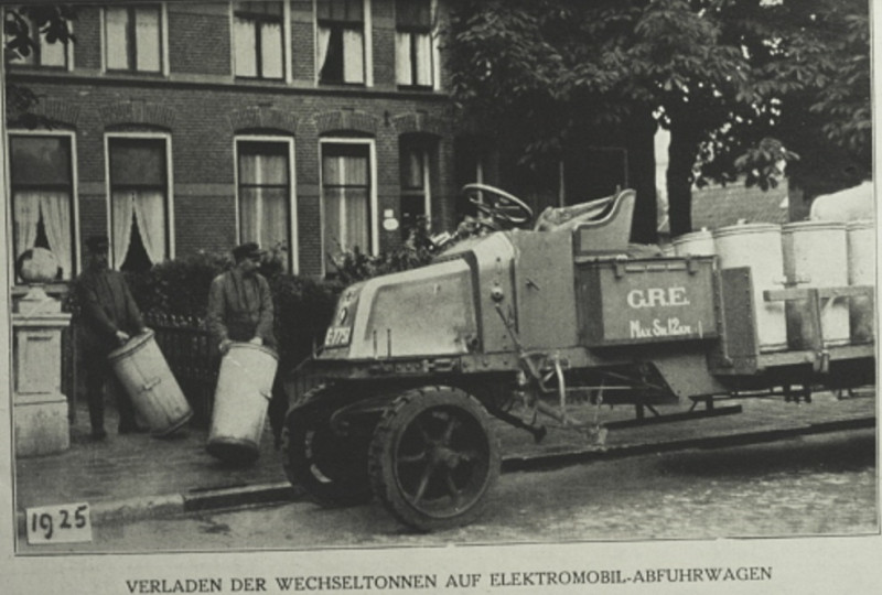 Emmastraat 66 Het verwisselen van vuilnistonnen 1925.jpeg