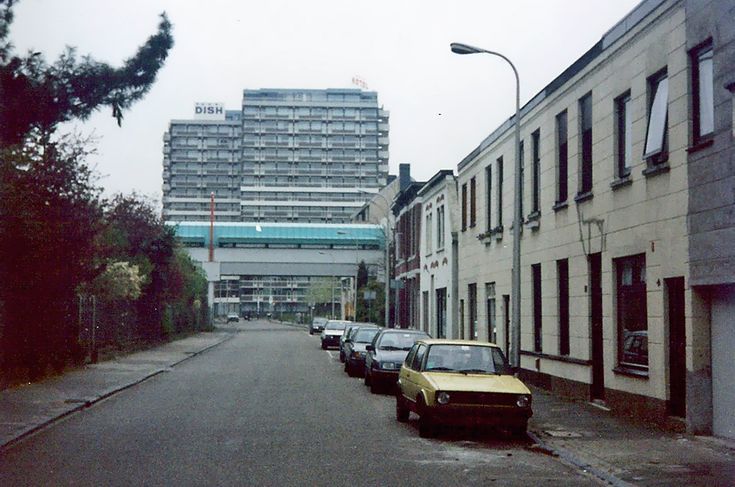 Emmastraat 67-73 richting Haaksbergerstraat achtergrond Dish Hotel 1993.jpg