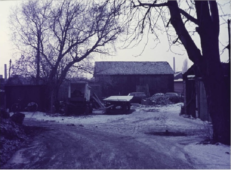 Emmastraat 71 Haaksbergerstraat Ingang stalhouderij Huckriede eerder Elferink winter 17-12-1969.jpg