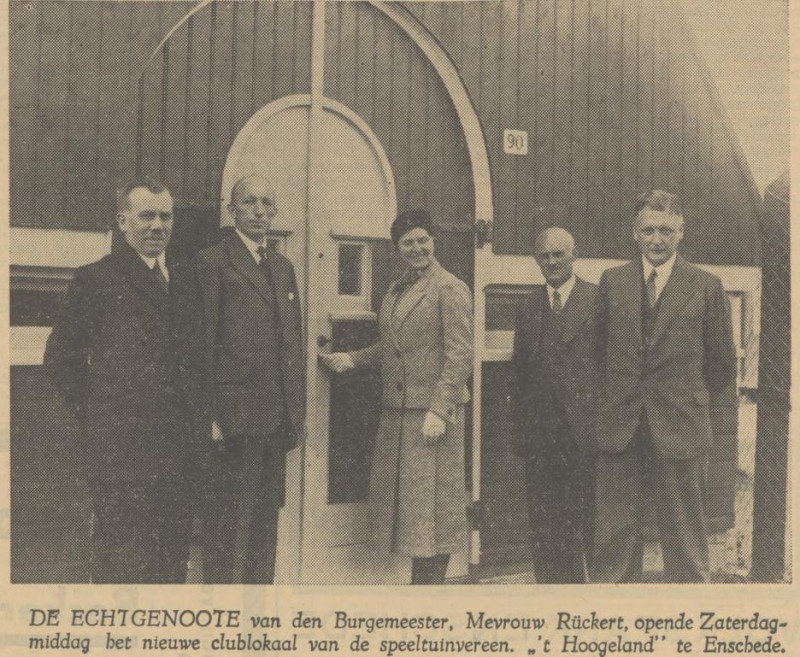 Molukkenstraat 90 Speeltuin 't Hoogeland krantenfoto Tubantia 25-9-1933.jpg