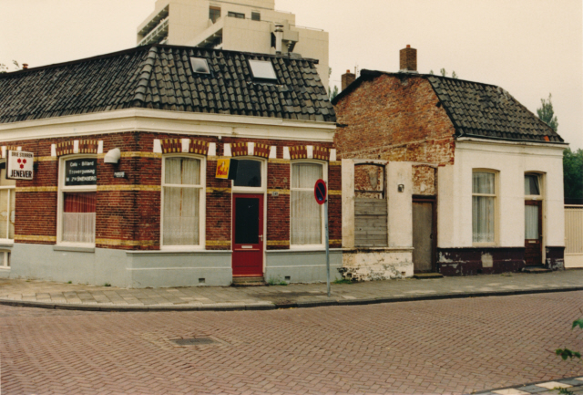 Emmastraat 244-246 en 244-246 en 248.Café biljard M. Zwijnenberg. Op hoek Parkstraat. juni 1987.jpeg