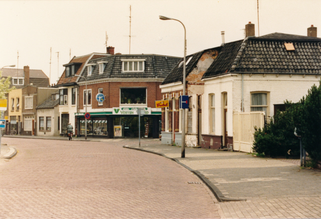 Emmastraat 244-246 en 248. Café biljard M. Zwijnenberg. Op hoek Parkstraat. juni 1987..jpeg