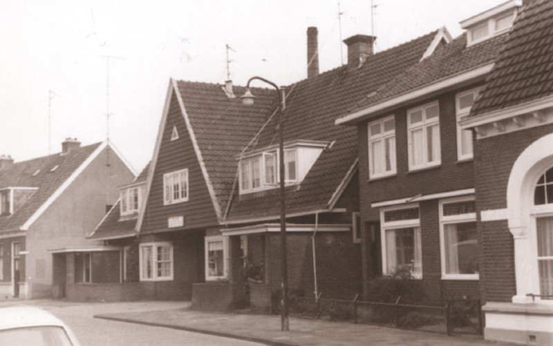 Emmastraat 235 links en 237-239-241-243-245-247 woningen en ingang naar Van der Wurp Cash and Carry Groothandel 1967.jpeg
