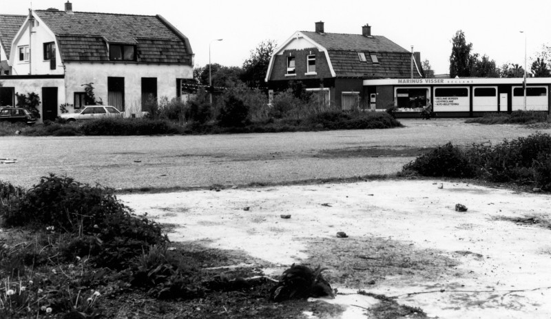 Emmastraat 265-267 Braakliggend terrein met op de achtergrond woningen en Reclamebureau Marinus Visser.jpg