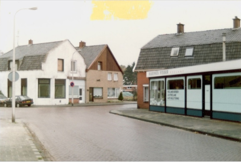 Emmastraat 316-318-320-322 nabij Denneboom-terrein met woningen en rechts 267 Reclamedrukkerij Marinus Visser.jpg