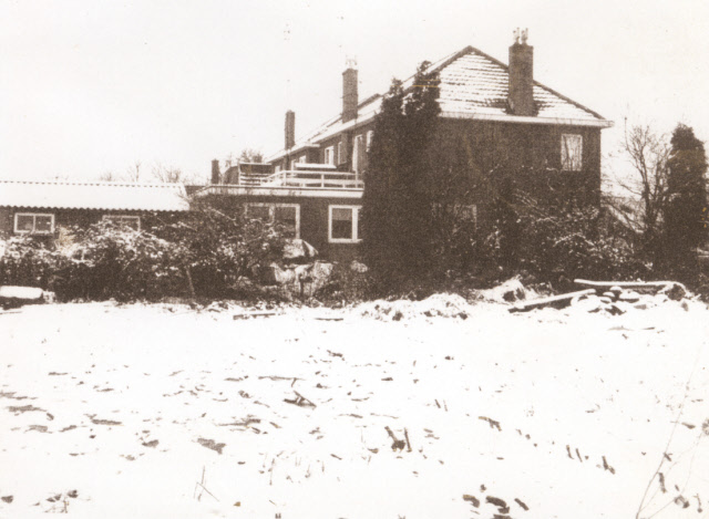 Engerinksweg 259 Zijgevel woning gezien vanaf besneeuwd stuk land.jpeg