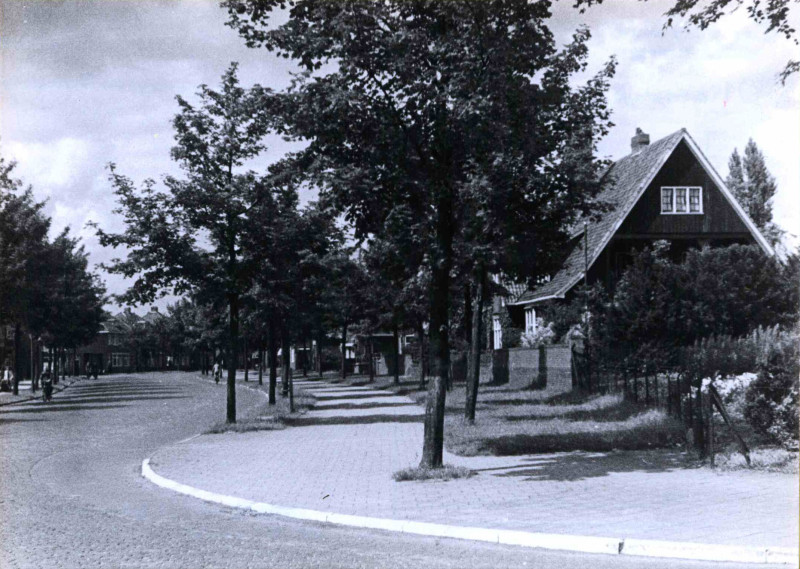 Oliemolensingel 135 vanaf de Marthalaan richting Lipperkerkstraat. juli 1943.jpg