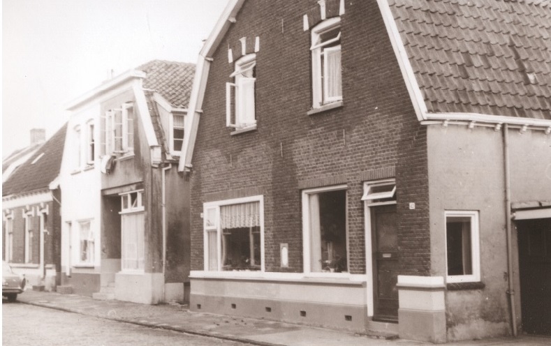 Esstraat 42-44 woningen bouwjaar 1902 foto 1967.jpg