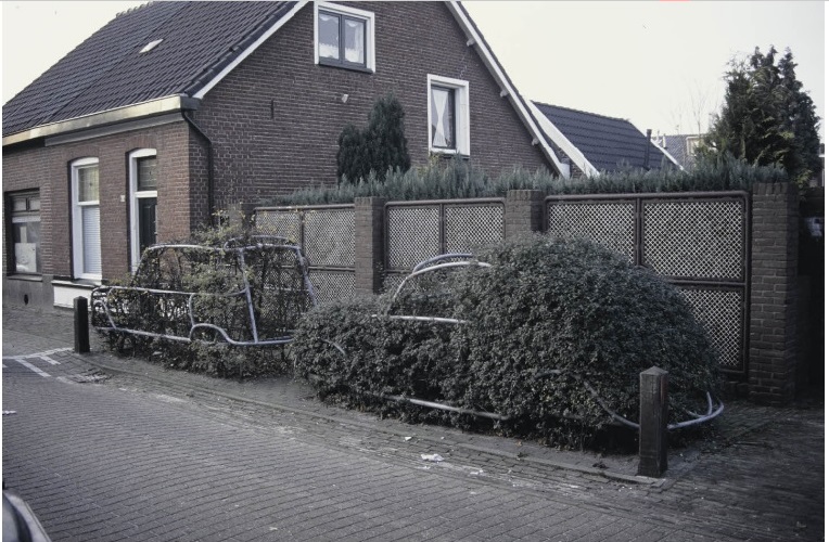 Esstraat 89 Begroeide auto frame's als heggen 28-11-1991.jpg