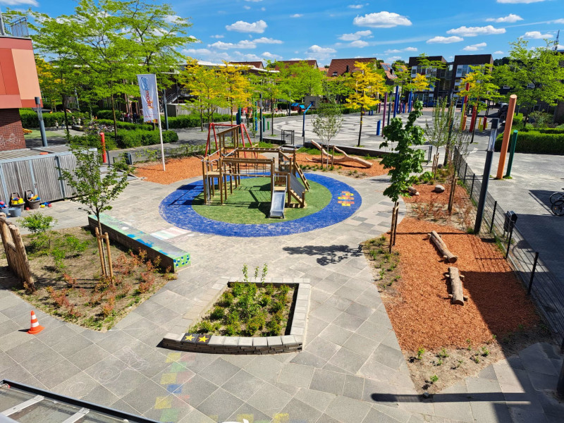 Bosuilstraat 3 OBS Roombeek schoolplein met speelplek juni 2025.jpg