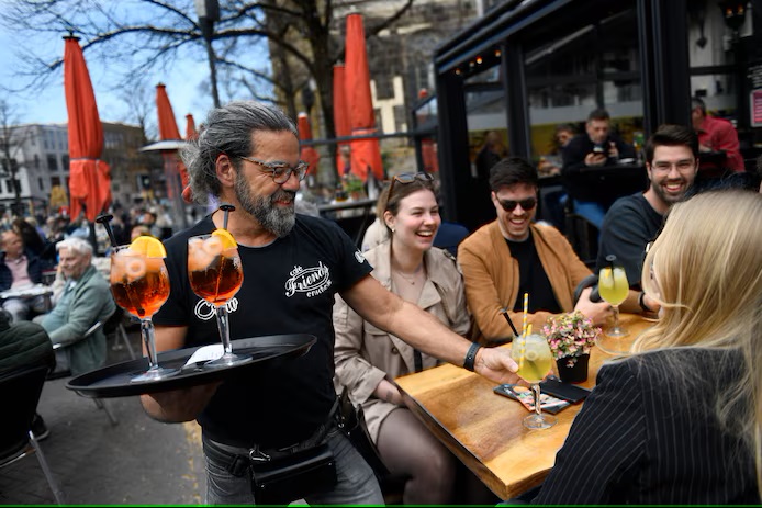 Langestraat 62 hoek Oude Markt terras cafe Friends 21-6-2025.jpg