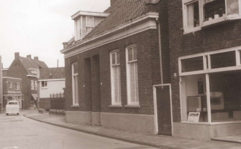 Van Lochemstraat 17-19 woningen en winkel in gaskachels 1967.jpg