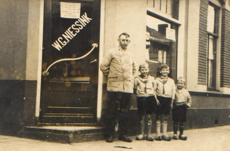 Everhardt van der Marckstraat 39 slagerij W.G. Niessink.jpg