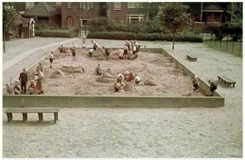 Rozenstraat 107 speeltuin De Laares zandbak.jpg