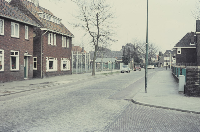 Rozenstraat 107 Vanaf de Tulpstraat richting de Laaressingel met links achter het hek speeltuin De Laares en rechts de Laaresschool. jaren 70.jpeg