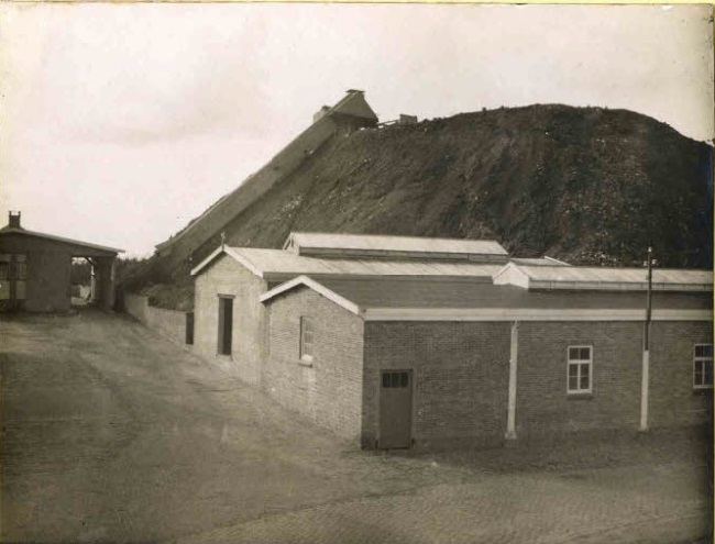 Wethouder Nijhuisstraat 1 Gemeentelijke Reinigingsdienst. Huisvuiltonnen met transporteur en vuilnisberg. 1923.jpg