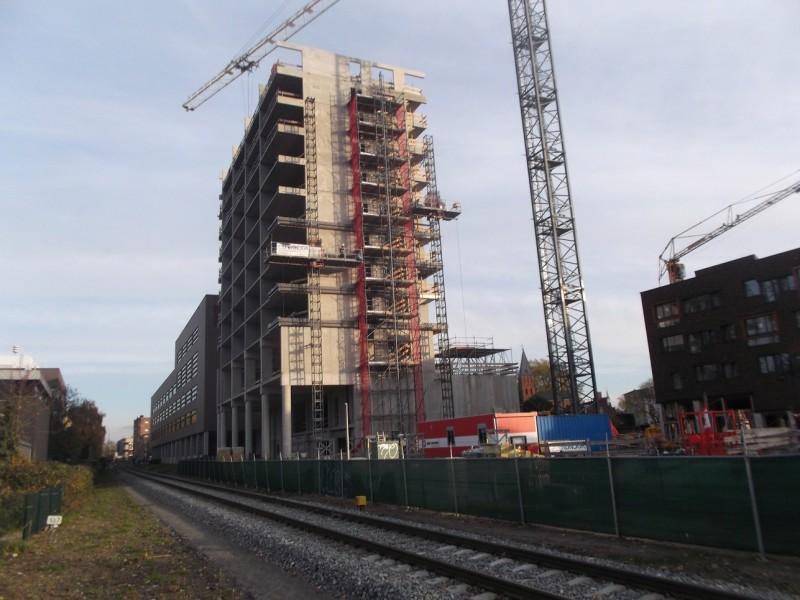 nieuwbouw hotel Willem Wilminkplein vanaf spoorwegovergang Hengelosestraat.JPG