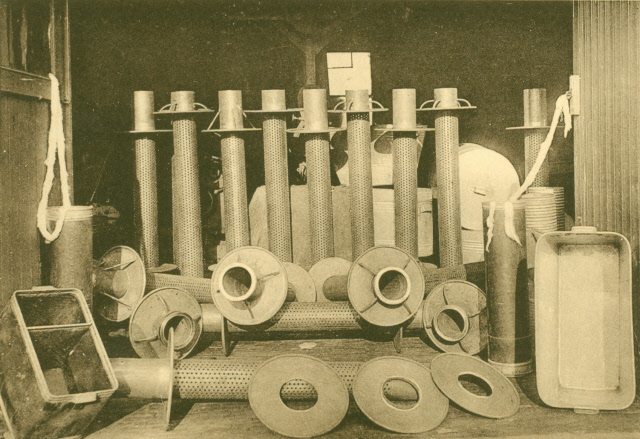 Wagelerdwarsstraat 50-52 Fa Slot & Zwijnenberg,smederij tot vervaardigen van textielvoorbereidings-machines en benodigdheden. In 1924 verder onder de naam C. J. Slot, Opslag geperforeerde pijpen voor verfproces van garens.jpeg