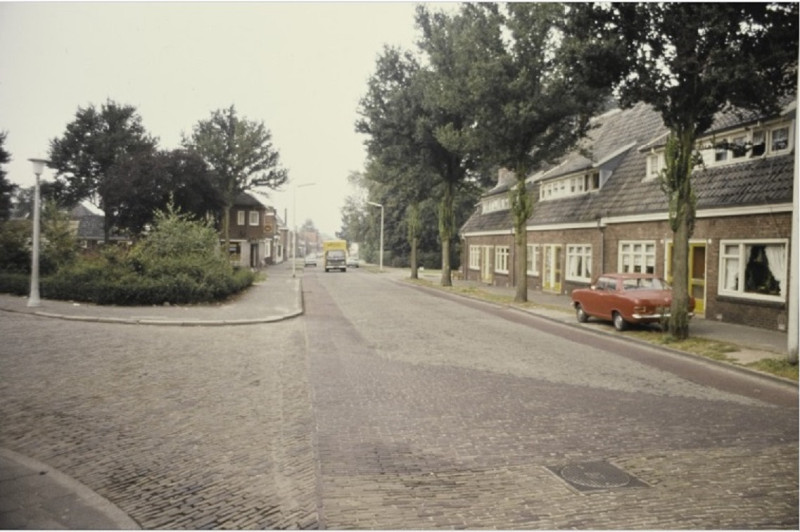 Faberstraat 27-35 Richting de Laaressingel met links de Margrietstraat en rechts tussen de huizen en het Florapark de Mr. Aalbersestraat. jaren 70.jpg