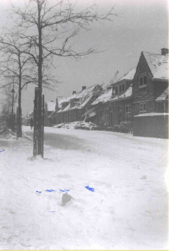Floresstraat 37-45 Richting Veenstraat.; schade na bombardement van 22.1.1942.jpg