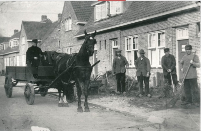 Floresstraat 47-53 paard en wagen en rechts medewerkers van de Dienst Beplantingen onderbreken hun werk voor de fotograaf. Links is de Semarangstraat.jpg