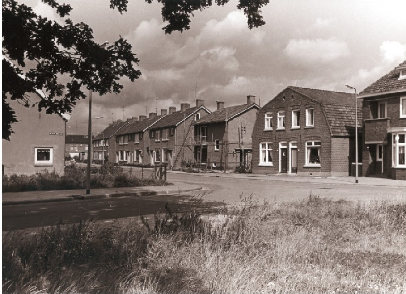 Frederikastraat 35-37 Oude en nieuwe woningen ter hoogte van de Nederlandlaan 1962.jpg