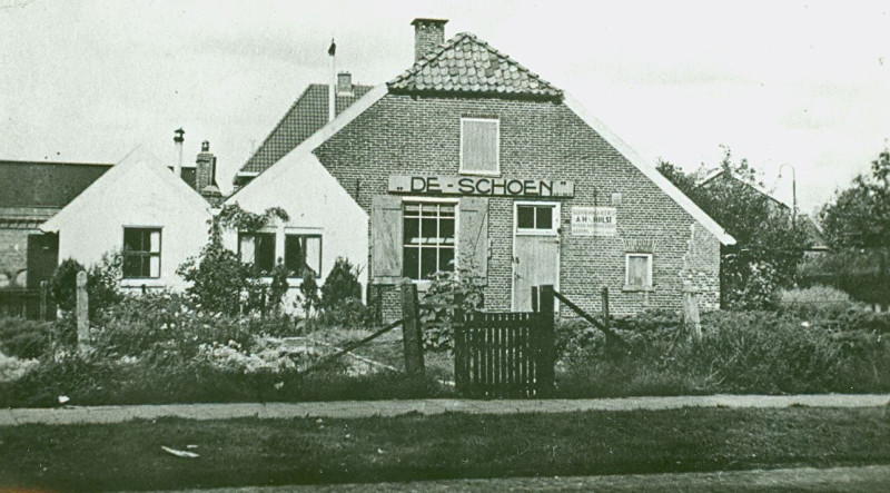 G.J. van Heekstraat 91 hoek Toekomststraat boerderij De Schoen schoenreparatie A.H. v.d. Hulst.jpg