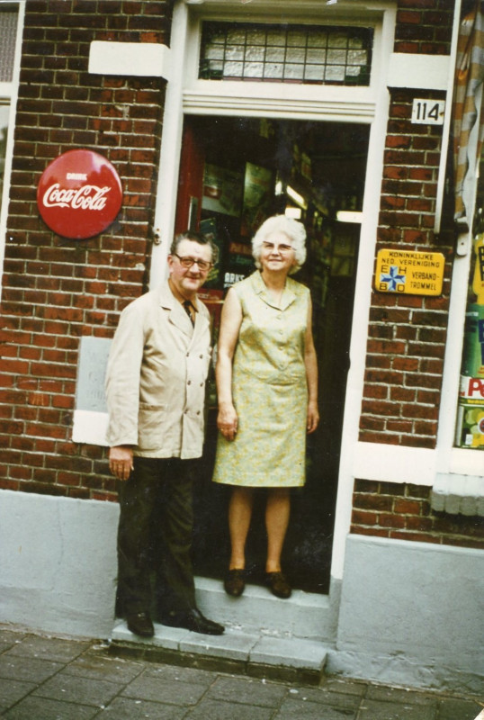 G.J. van Heekstraat 114 'Ome' Spit en zijn vrouw voor de kruidenierswinkel.jpg