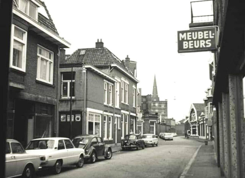 Van Lochemstraat 51 rechts meubelbeurs.jpg