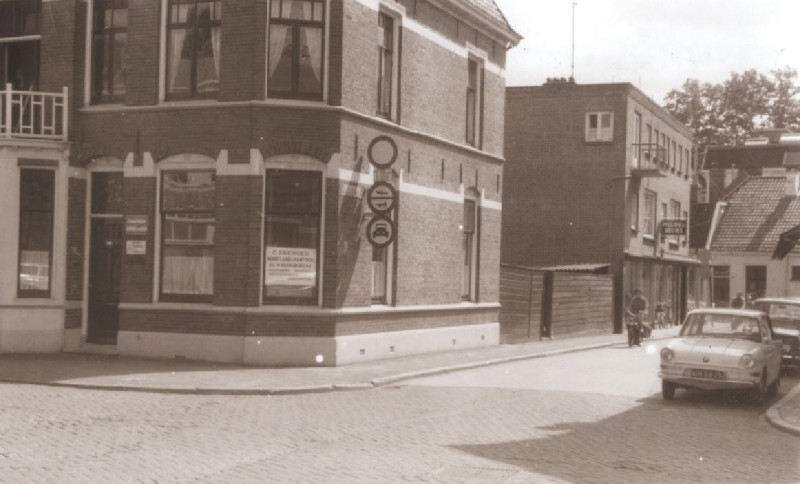 Van Lochemstraat 49 Links makelaarskantoor E. Prenger en rechts 51 winkel Meubelbeurs 1967.jpg