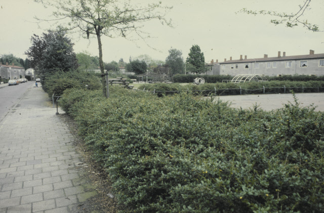 Stephensonstraat Aan de rechterkant speeltuin Het Lindenhof 1979.jpeg