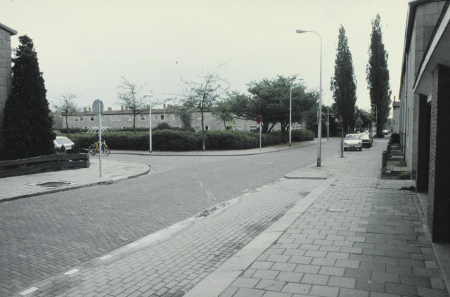 Stephensonstraat met speeltuin De Velve links gezien vanuit de Ohmstraat 1979.jpeg