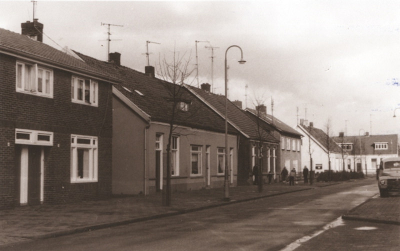 Gagelstraat 9-11-13-15-17-19 woningen langs noordelijke straatwand gezien vanaf de Veldstraat 1967.jpeg