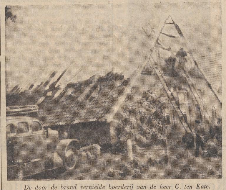 Ganzebosweg 200 Boekelo brand boerderij krantenfoto Twentsche Courant 1-8-1953.jpg