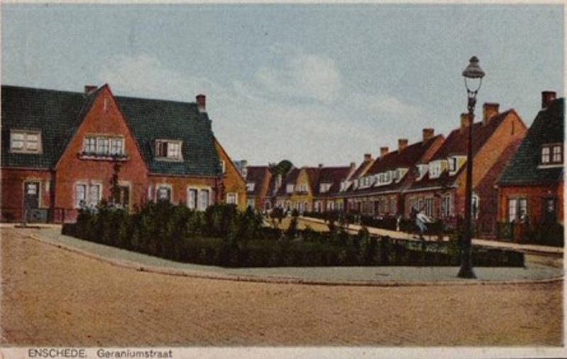 Geraniumstraat 64-66-68 rechts woningen 1928.jpg
