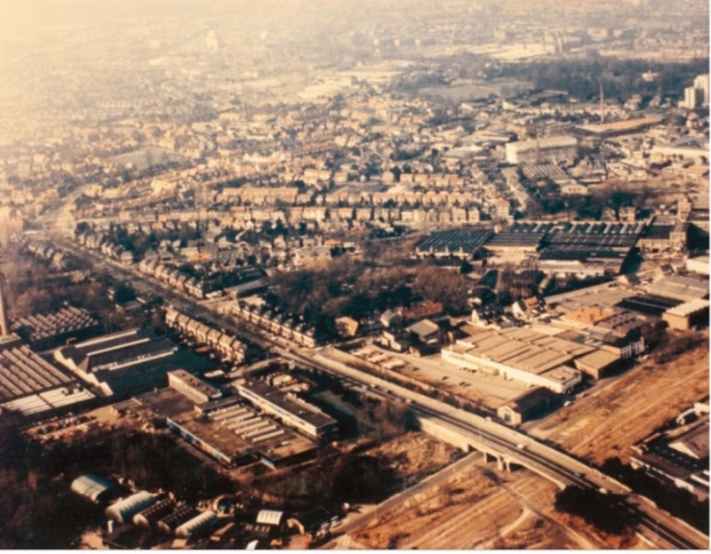 Getfertsingel 1 Vogelvluchtopname over spoor Zuid met o.a. Wethouder H.C. Nijkampbrug en Gerh. Jannink en Zn. 1980.jpg