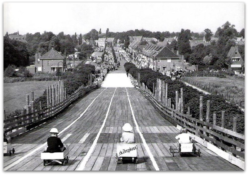 Getfertsingel 112-114 rechts vanaf Brug Zuid later Wethouder Nijkampbrug zeepkistenraces 12 augustus 1950.jpg