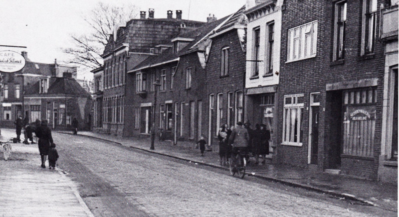 Alsteedsestraat 63 slager Huckriede en 67 schoenmakerij Volksbelang, richting Willemstraat 1943.jpg
