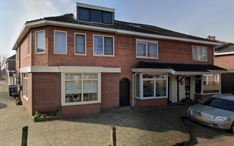 Goudenregenstraat 1-3-5 hoek Larixstraat.jpg