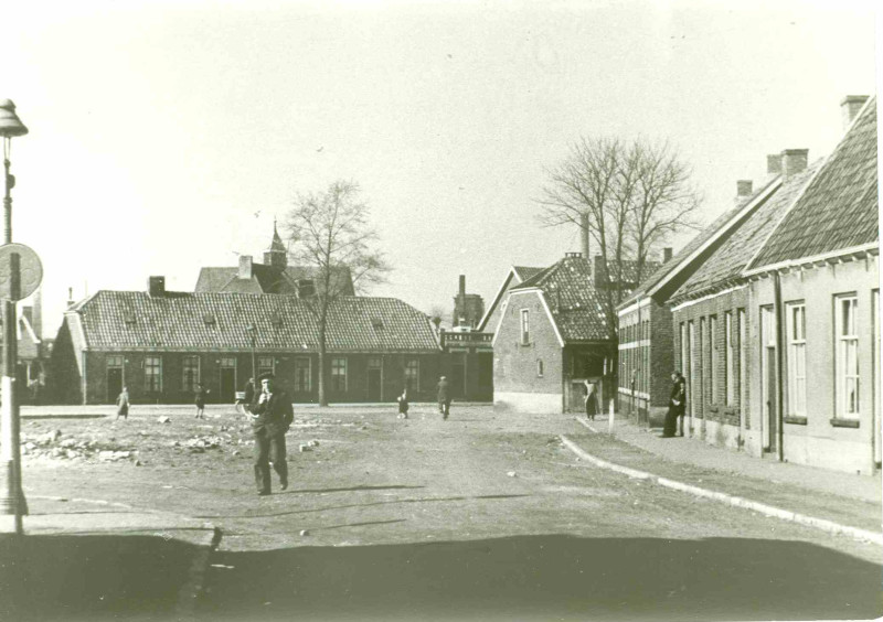 Kuipersdijk 36-38 vanaf Spelbergsweg . Achter de huizen aan de Kuipersdijk is de Christelijk Gereformeerde kerk aan de Borneostraat.  rechts 36 Peddie. 1943.jpg