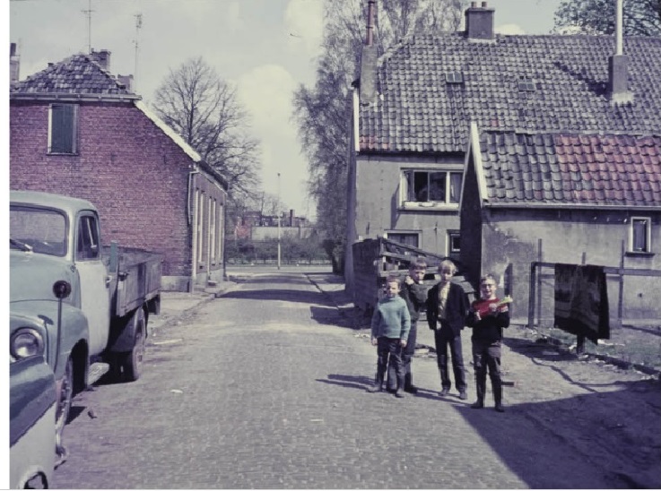 Gronausedwarsstraat 4-8 Kinderen spelen op straat, gezien in de richting van de Espoortstraat. 30-4-1969.jpg