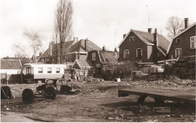 Gronausedwarsstraat Situatie van een open terrein halverwege de straat; rechts de achtergevels van de panden aan de Hessenweg 1967.jpg