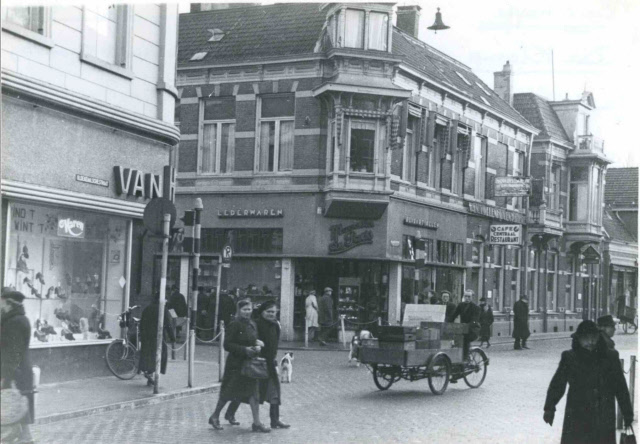 Gronausestraat 2 Kruispunt De Klomp met de eerste stoplichten van Enschede gezien vanaf de Oldenzaalsestraat richting Kalanderstraat met Van Haren schoenen en Magasin de Paris. Man op bakfiets. 1944.jpeg