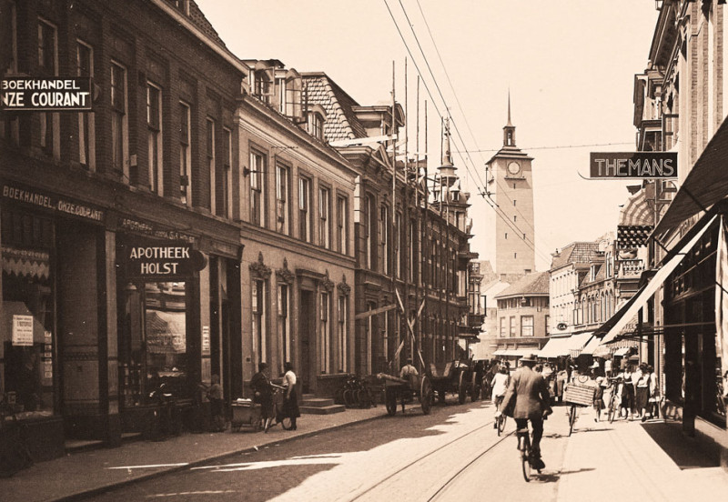 Gronausestraat 14 rechts naast de apotheek het woonhuis van de familie Holst 1935.jpg