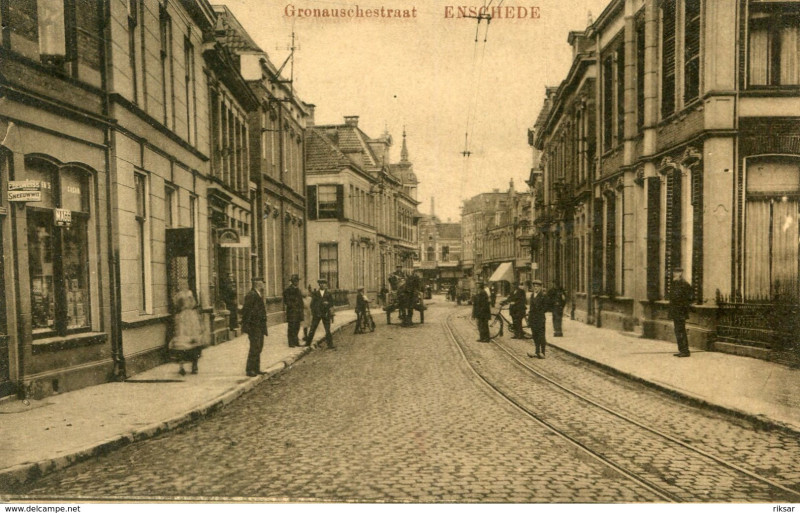Gronausestraat 15 rechts woning fam. Elderink tramrails.jpg