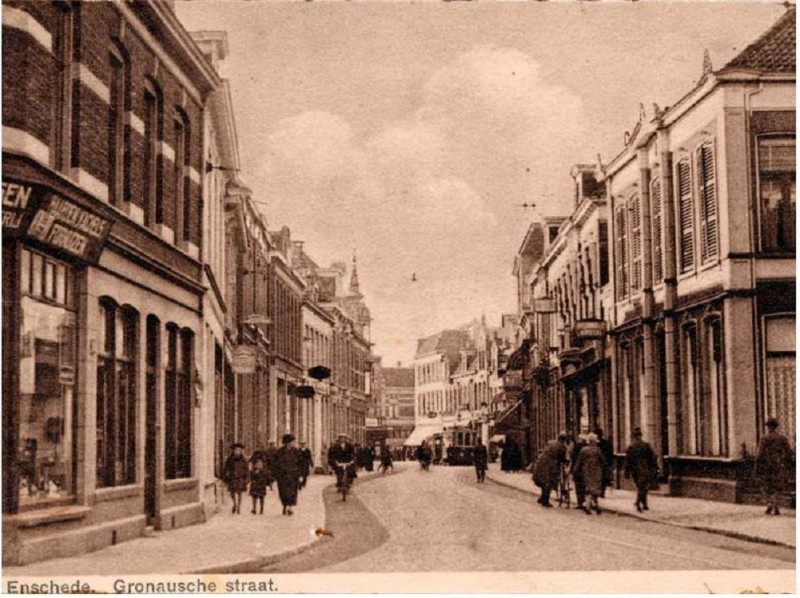 Gronausestraat 16 links de haardenzaak van Hamelinck,,1930.jpg