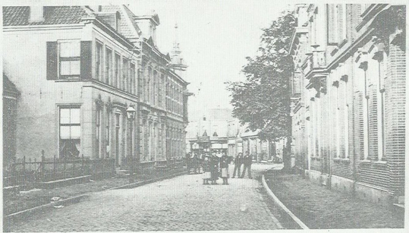 Gronausestraat  22 Links t Wagenhuis  later Gebr. v. Kregten  tekenbehoeften schilderijen .thv lantaarn   boekhandel Witkam 1899.jpg
