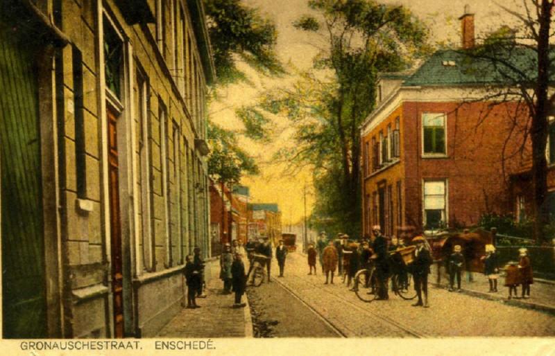 Gronausestraat 38 met tramrails en jongens met transport fietsen, rechts huis Blijdenstein met hoge stoep1925.jpg